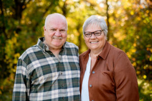 Outdoor extended family portraits at Birds Hill Park