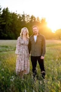 Winnipeg family photographer capturing outdoor family photos